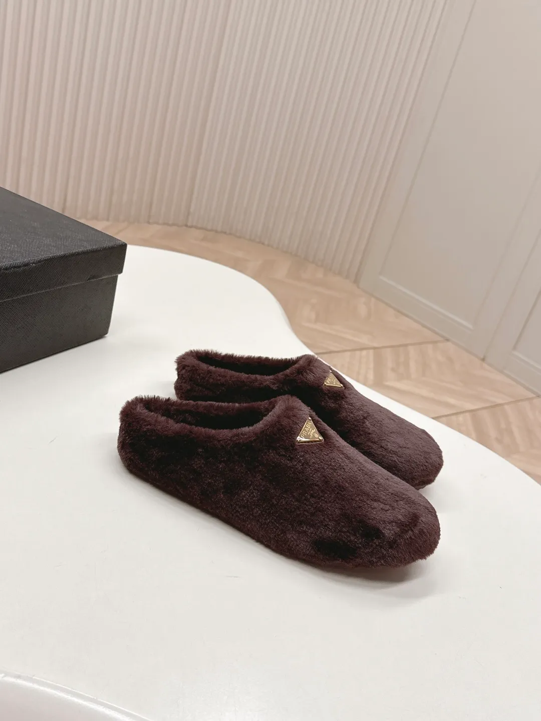 👟👟Ex-factory price 520👟👟 Prada prada25 autumn and winter furry slippers series, half-slip wool slippers, classic triangle buckle, comfortable, cute, cute, fashionable, elegant and versatile, the wool is comfortable and soft, awakening the warmth of autumn and winter. Let you walk comfortably from morning to night. Pair it with socks to easily cope with the changing seasons. Wool, sheep pattern lining, original outsole! 35-40 yards